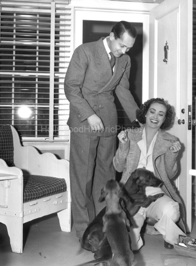 Joan Crawford 1936 Dachshunds.jpg